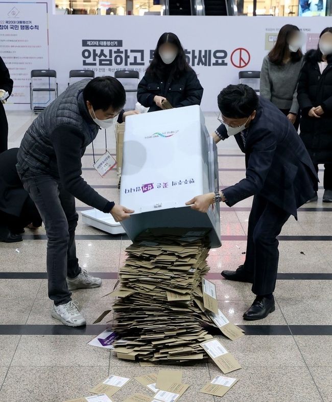 제20대 대통령 선거 사전투표가 끝난 5일 오후 서울역에 설치된 남영동 사전투표소에서 관계자들이 투표함을 열고 있다.