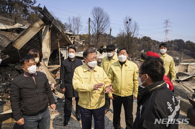 강원ㆍ경북 산불현장 방문에 나선 문재인 대통령과 전해철 행정안전부 장관이 6일 경북 울진군 신화2리 화재현장을 방문, 최병암 산림청장 겸 통합지휘본부장으로부터 보고를 받고 있다. (사진=청와대 제공)