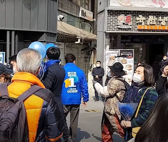 송영길 더불어민주당 대표가 7일 서울 신촌 유세장에서 행인이 휘두른 둔기에 피습당했다. 2022.03.07. (사진=유튜브 채널 '동작사람 박진호' 캡처/뉴시스 제공)