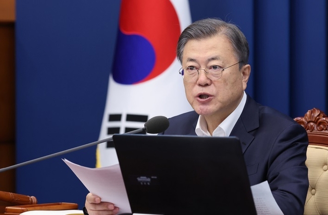 문재인 대통령이 8일 오전 청와대 여민관에서 열린 영상 국무회의에 참석해 발언하고 있다. (사진=뉴시스 제공)