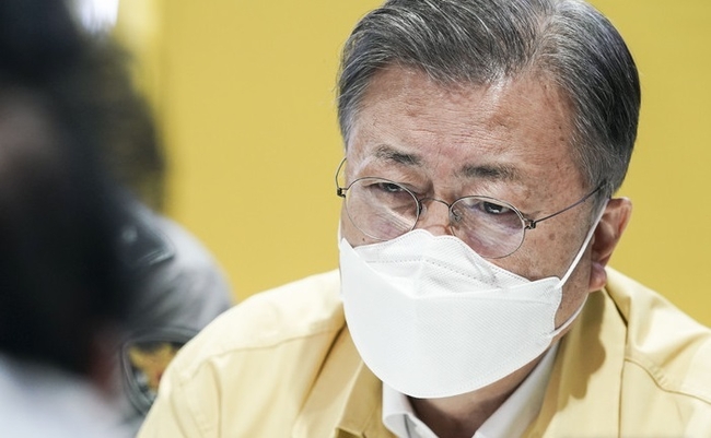 강원ㆍ경북 산불현장 방문에 나선 문재인 대통령이 6일 경북 울진군 울진국민체육센터에 마련된 대피소를 방문, 이재민을 위로하고 있다. (사진=청와대 제공)
