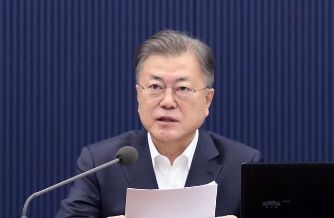  문재인 대통령이 8일 청와대 여민관에서 열린 영상 국무회의에서 자리에 앉고 있다. (사진=뉴시스 제공)