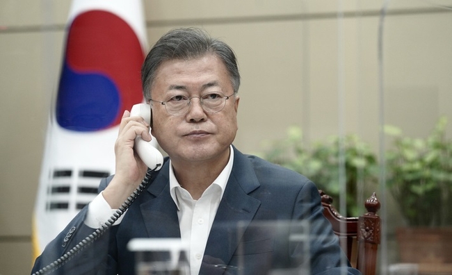 문재인 대통령이 3일 오후 청와대 여민관 소회의실에서 볼로디미르 젤렌스키 우크라이나 대통령과 통화하고 있다. (사진=청와대 제공) 