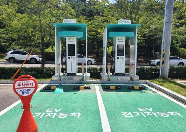 창녕공설장례식장에 전기차 충전시설이 설치돼 있다.