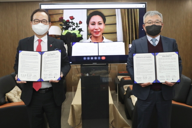 지난 2월 14일 박상돈 천안시장과 문상인 충남북부상공회의소 회장, 김민선 미주한인이민사박물관장이 유관순 상 수상자에게 장학금 2,000달러와 역사문화 탐방을 지원하는 공동이행협약을 체결하고 기념사진을 촬영하고 있다.(사진=천안시 제공)