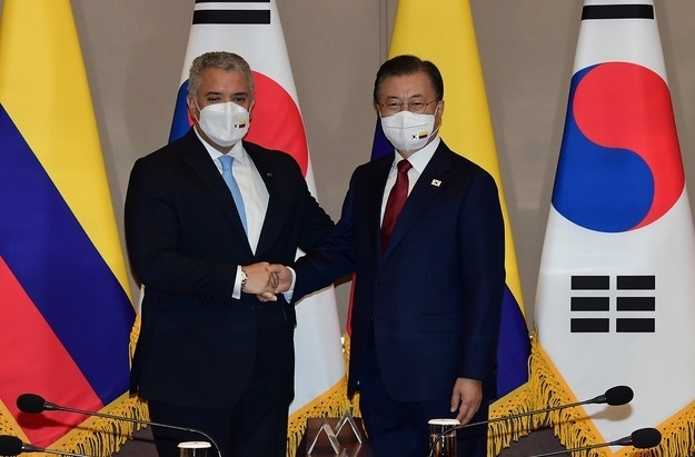 문재인 대통령과 이반 두케 마르케스 콜롬비아 대통령이 25일 청와대에서 열린 한-콜롬비아 정상회담에 앞서 사진촬영을 하고 있다.(사진=뉴시스 제공)