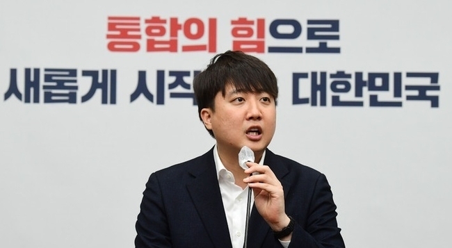 코로나19 신속항원 검사에서 양성 반응을 보였던 이준석 국민의힘 대표가 11일 PCR검사에서 최종 양성판정을 받았다.