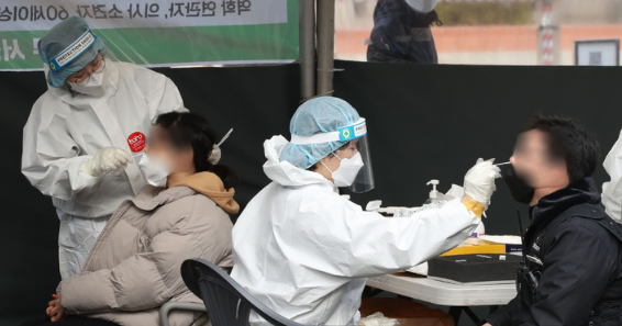 11일 오후 9시 전국에서 최소 34만1952명이 코로나19에 확진돼 동시간대 역대 최다를 기록했다. 최종 일일 신규 확진자도 35만명 안팎으로 역대 최다를 기록할 것으로 보인다.