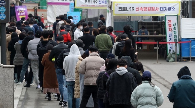 0시 기준 코로나19 신규 확진자가 28만2987명 발생한 11일 오전 서울 중구 서울역광장 코로나19 임시선별검사소에서 시민들이 검사를 받기위해 대기하고 있다.