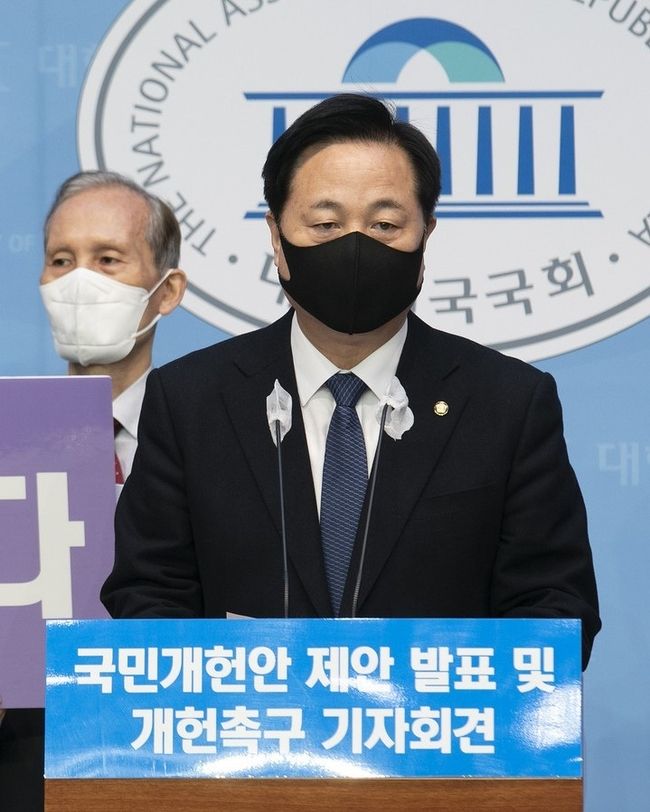7일 오전 국회 소통관에서 열린 ‘국민주권, 지방분권, 균형발전을 위한 개헌국민연대 개헌안 발표’ 기자회견에서 더불어민주당 김두관 의원이 발언을 하고 있다. (공동취재사진)