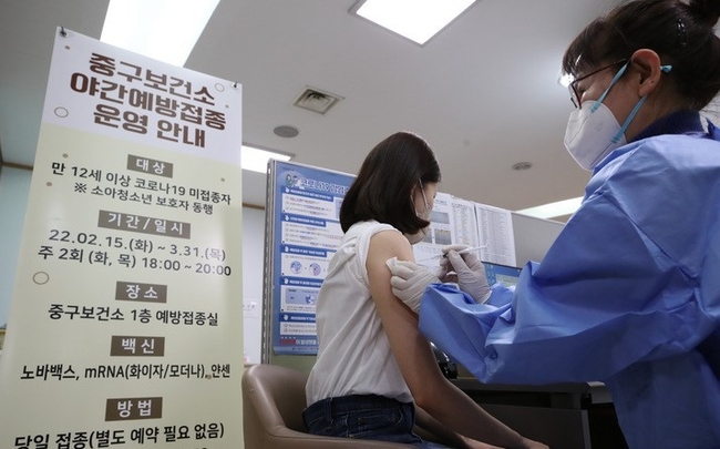 지난달 22일 서울 중구보건소에서 한 시민이 야간 코로나19 예방접종을 받고 있다.