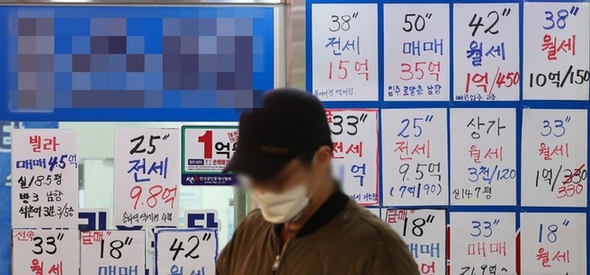  서울 시내 부동산에 붙은 아파트 시세표 모습. 