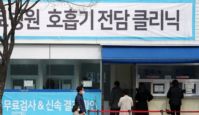  11일 오전 서울 강남구 강남베드로병원 선별진료소에서 시민들이 검사를 받기 위해 대기하고 있다. 이날 중앙재난안전대책본부는 오는 14일부터 한 달간 한시적으로 응급용 PCR 검사와 전문가용 RAT 양성 결과를 PCR 검사 양성 확진과 동일하게 관리한다고 밝혔다.