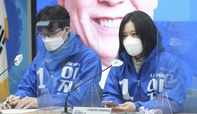 박지현(오른쪽) 디지털성범죄근절특별위원장이 8일 오전 서울 여의도 중앙당사에서 열린 선대위 본부장단 회의에서 모두발언을 하고 있다. (공동취재사진)