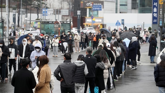 코로나19 신규 확진자가 35만 190명으로 집계된 13일 서울 중구 서울역에 마련된 임시선별검사소에서 시민들이 검사를 받기 위해 줄을 서고 있다.