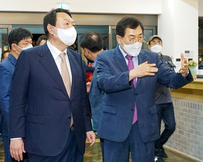 주낙영 경주시장이 지난해 9월 17일 황리단길 생활문화센터를 찾은 윤석열 당시 국민의힘 대선 경선 후보를 상대로 주요 현안사업에 대해 설명하고 있다.