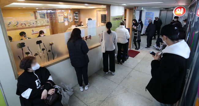 병의원 등 의료기관에서 신속항원검사 양성 판정을 받으면 추가 PCR검사 없이 확진자로 인정되는 첫 날인 14일 오후 서울 시내 한 이비인후과 병원이 검사 받으려는 고객들로 붐비고 있다. / 사진=뉴시스 제공