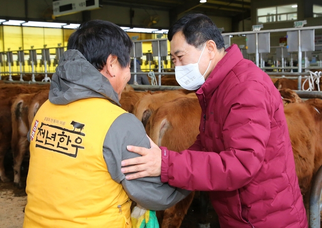 주낙영 경주시장이 지난 1월 불국동 소재 경주가축시장을 방문해 축산농가와 관계자들을 격려하고 있는 모습.