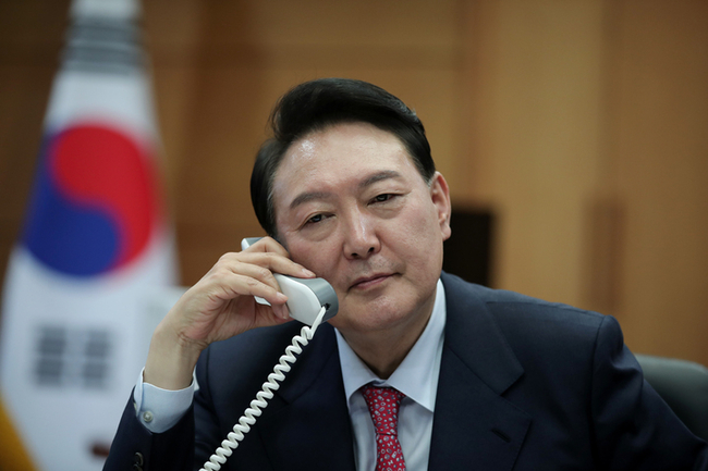 윤석열 대통령 당선인이 16일 서울 통의동 집무실에서 스콧 모리슨 호주 총리와 통화하고 있다. (사진=국민의힘 제공)