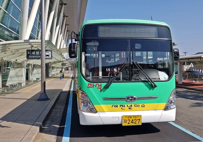 포항공항 여객청사 앞에 정차된 경주시 노선버스