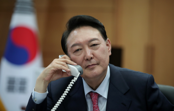 윤석열 대통령 당선인이 16일 서울 통의동 집무실에서 스콧 모리슨 호주 총리와 통화하고 있다. (사진=국민의힘 제공) 