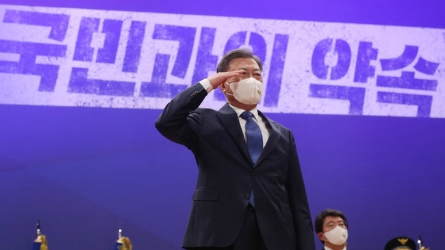  문재인 대통령이 17일 오후 충남 아산 경찰대학교에서 열린 ‘2022년 신임경찰 경위·경감 임용식’에서 거수경례를 하고 있다. (사진=뉴시스 제공)