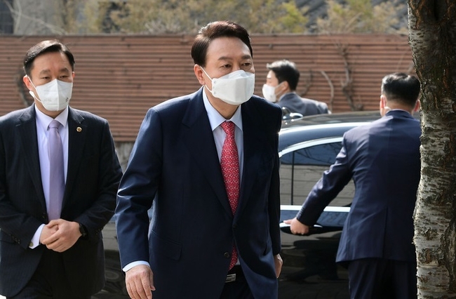 윤석열 대통령 당선인이 지난 16일 오전 서울 종로구 통의동 금융감독원 연수원에 마련된 집무실로 들어서고 있다. 이날 청와대에서 예정됐던 문재인 대통령과 윤 당선인의 오찬 회동은 무산됐다.(사진=뉴시스 제공)