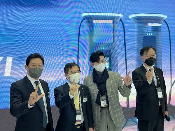 홍정기 환경부 차관(사진 왼쪽에서 두번째)과 정민교 대영채비 대표(사진 오른쪽에서 두번째)가 코엑스 EV트랜드코리아 대영채비 참가부스 앞에서 브이(채비 로고) 포즈를 취하고 있다. 사진=대영채비 제공