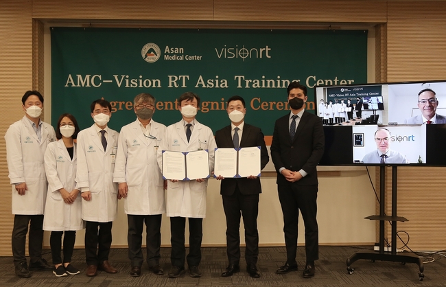 서울아산병원과 Vision RT사간 표면 유도 방사선치료 아시아 트레이닝 센터 운영 협약식에서 김재중 서울아산병원 교육부원장(심장내과 교수·오른쪽 세 번째)과 김동현 Vision RT사 지사장(오른쪽 두 번째)이 관계자들과 함께 기념 촬영을 하고 있다.(사진=서울아산 병원 제공)