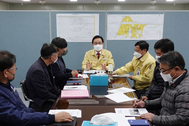 지난 17일 대합나들목 공사 현장에서 한정우 군수가 현황을 보고받고 있다.