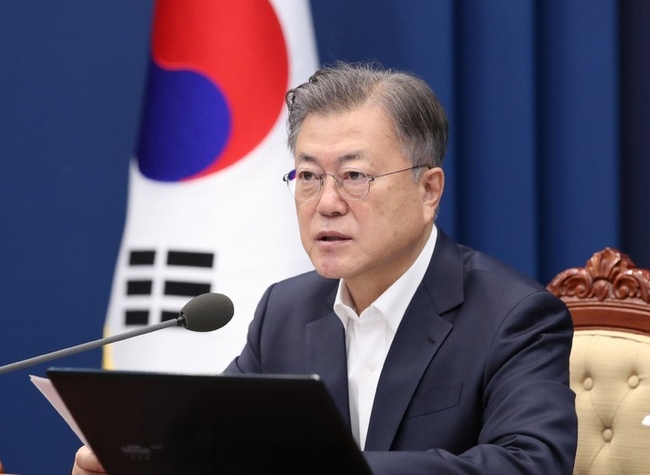문재인 대통령이 8일 청와대 여민관에서 열린 영상 국무회의에서 발언하고 있다.
