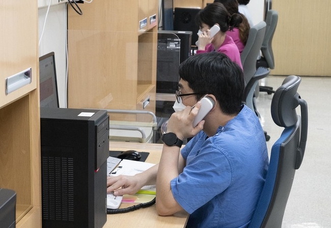 지난달 17일 경기 수원시 경기도의료원 수원병원 코로나19 재택치료 의료상담센터에서 의료진들이 업무를 보고 있다. (사진=보건복지부 제공)