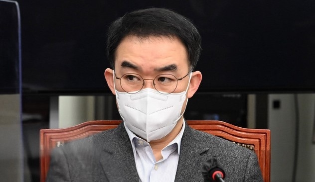 채이배 더불어민주당 비대위원이 18일 서울 여의도 국회에서 열린 비상대책위원회의에 참석해 있다. (공동취재사진)