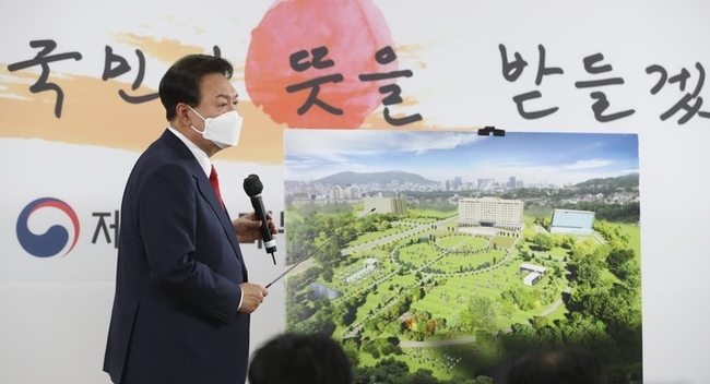 윤석열 대통령 당선인이 20일 서울 종로구 삼청동 한국금융연수원 별관에 마련된 대통령직인수위원회 회견장에서 청와대 대통령 집무실의 용산 국방부 청사 이전 관련 기자회견을 하고 있다.