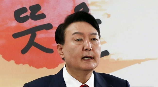 윤석열 대통령 당선인이 20일 서울 종로구 삼청동 한국금융연수원 별관에 마련된 대통령직인수위원회 회견장에서 청와대 대통령 집무실의 용산 국방부 청사 이전 관련 기자회견을 하고 있다.