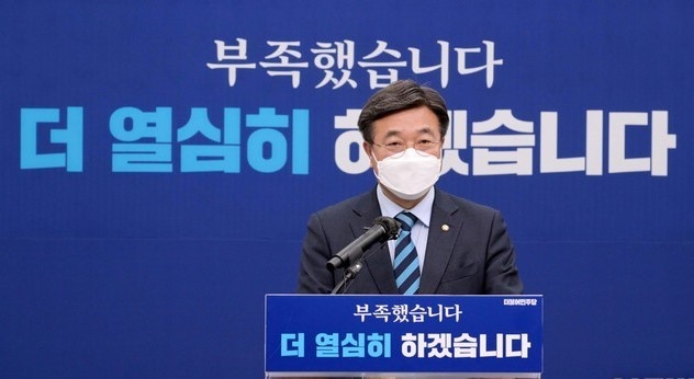 사퇴 압박을 받아온 윤호중 더불어민주당 공동 비상대책위원장이 지난 18일 오후 서울 여의도 국회에서 거취 관련 입장을 밝히고 있다. 윤 공동 비상대책위원장은 "당이 부여한 비대위원장으로서 직분을 성실히 수행할 것"이라며 비대위원장직 유지를 선언했다. (공동취재사진)