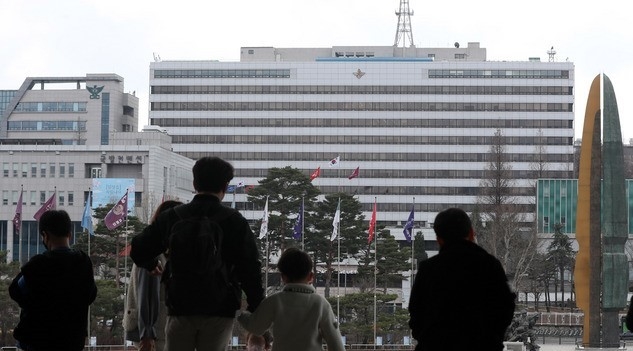 20일 오후 서울 용산구 전쟁기념관 앞에서 시민들이 국방부 청사를 바라보고 있다.