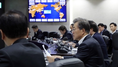 문재인 대통령이 29일 새벽 북한이 동해상으로 탄도미사일 1발을 발사한 것과 관련해 청와대 국가 위기관리센터 상황실에서 NSC(국가안전보장회의) 전체회의를 주재하고 있다. 2017.11.29. (사진=청와대 제공)