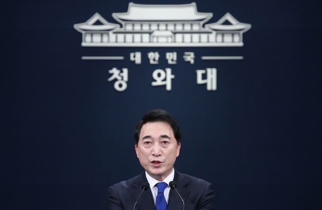  박수현 청와대 국민소통수석이 21일 오후 춘추관 브리핑룸에서 윤석열 대통령 당선인의 대통령 집무실 용산 이전 계획 등과 관련 정부 입장에 대해 브리핑하고 있다.(사진=뉴시스 제공)