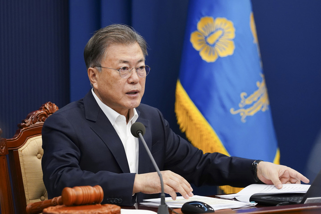 문재인 대통령이 지난 8일 청와대 여민관에서 열린 영상 국무회의에서 발언하고 있다. (사진=청와대 제공) 