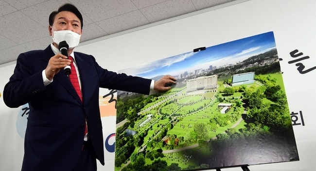  윤석열 대통령 당선인이 지난 20일 서울 종로구 삼청동 한국금융연수원 별관에 마련된 대통령직인수위원회에서 청와대 대통령 집무실의 용산 국방부 청사 이전 관련 기자회견을 하고 있다. (사진=뉴시스 제공)
