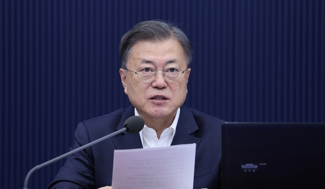 문재인 대통령이 22일 오전 청와대 여민관에서 열린 영상국무회의에서 발언하고 있다. (사진=뉴시스 제공)