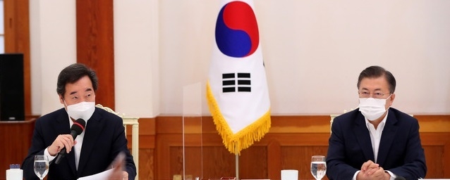 문재인 대통령이 지난해 2월 19일 오전 청와대 본관에서 열린 더불어민주당 지도부 초청 간담회에 참석해 이낙연 더불어민주당 대표의 인사말을 듣고 있다.(사진=뉴시스 제공)