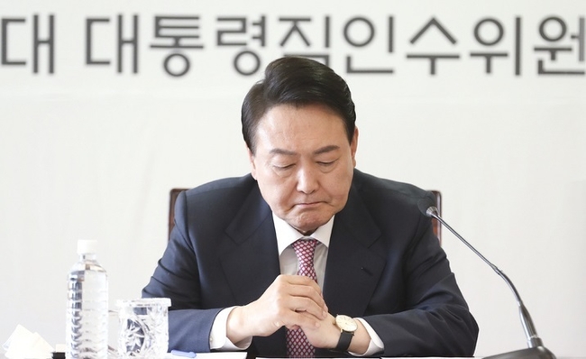 윤석열 대통령 당선인이 22일 오전 서울 종로구 통의동 인수위에서 열린 간사단회의에서 발언을 하며 생각에 잠겨 있다.(사진=뉴시스 제공)