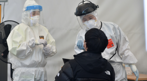 22일 오전 대구 수성구 보건소 선별진료소에서 한 시민이 PCR 검사를 받고 있다. (사진=뉴시스 제공)