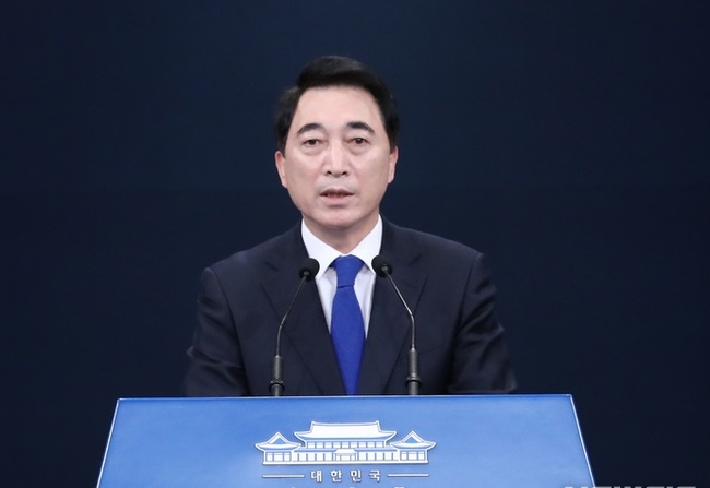 박수현 청와대 국민소통수석이 23일 춘추관 브리핑룸에서 문재인 대통령이 한국은행 총재 후보로 이창용 국제통화기금(IMF) 국장을 지명 했다는 내용의 브리핑을 하고 있다. (사진=뉴시스 제공)