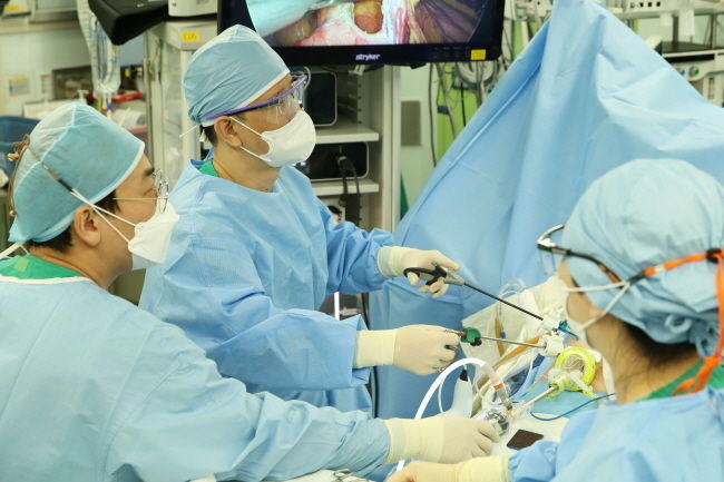 서울아산병원 위장관외과 유문원 교수가 비만 환자를 대상으로 위소매절제술을 시행하고 있다.(사진=서울아산병원 제공)