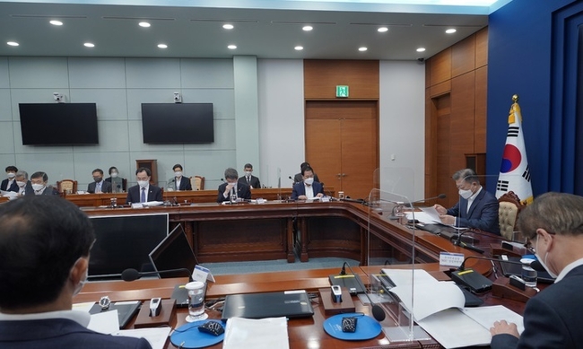 문재인 대통령이 3일 오전 청와대 여민관 영상회의실에서 국가안전보장회의(NSC) 확대 관계장관회의를 주재하고 있다. (사진=청와대 제공)
