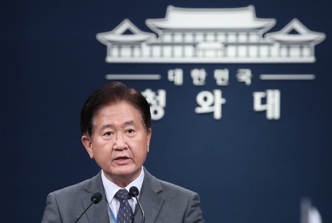 서주석 청와대 국가안보실 제1차장이 24일 춘추관 브리핑룸에서 북한의 대륙간탄도미사일(ICBM) 발사에 대한 정부 성명을 발표하고 있다.(사진=뉴시스 제공)