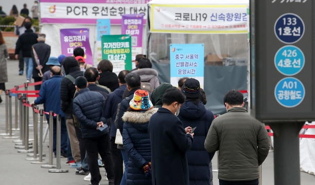 24일 오전 서울 중구 서울역에 마련된 임시선별검사소에서 시민들이 검사를 받기 위해 줄을 서고 있다. / 사진=뉴시스 제공